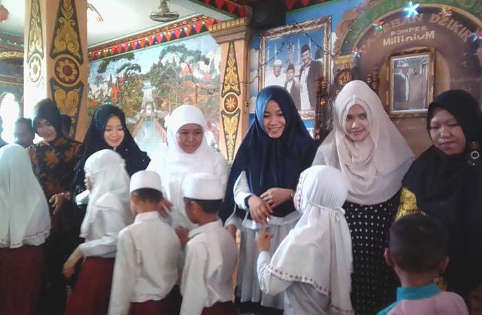 Khofifah Indar Parawansa bertemu kalangan tokoh di Indonesia di Pondok Pesantren Millenium, Tenggulunan, Kecamatan Candi, Sidoarjo. Ada Jokowi, Prabowo, Megawati, Hasyim Muzadi, SBY, Yatsir Arafat, Syahrini dan beberapa tokoh lainnya.