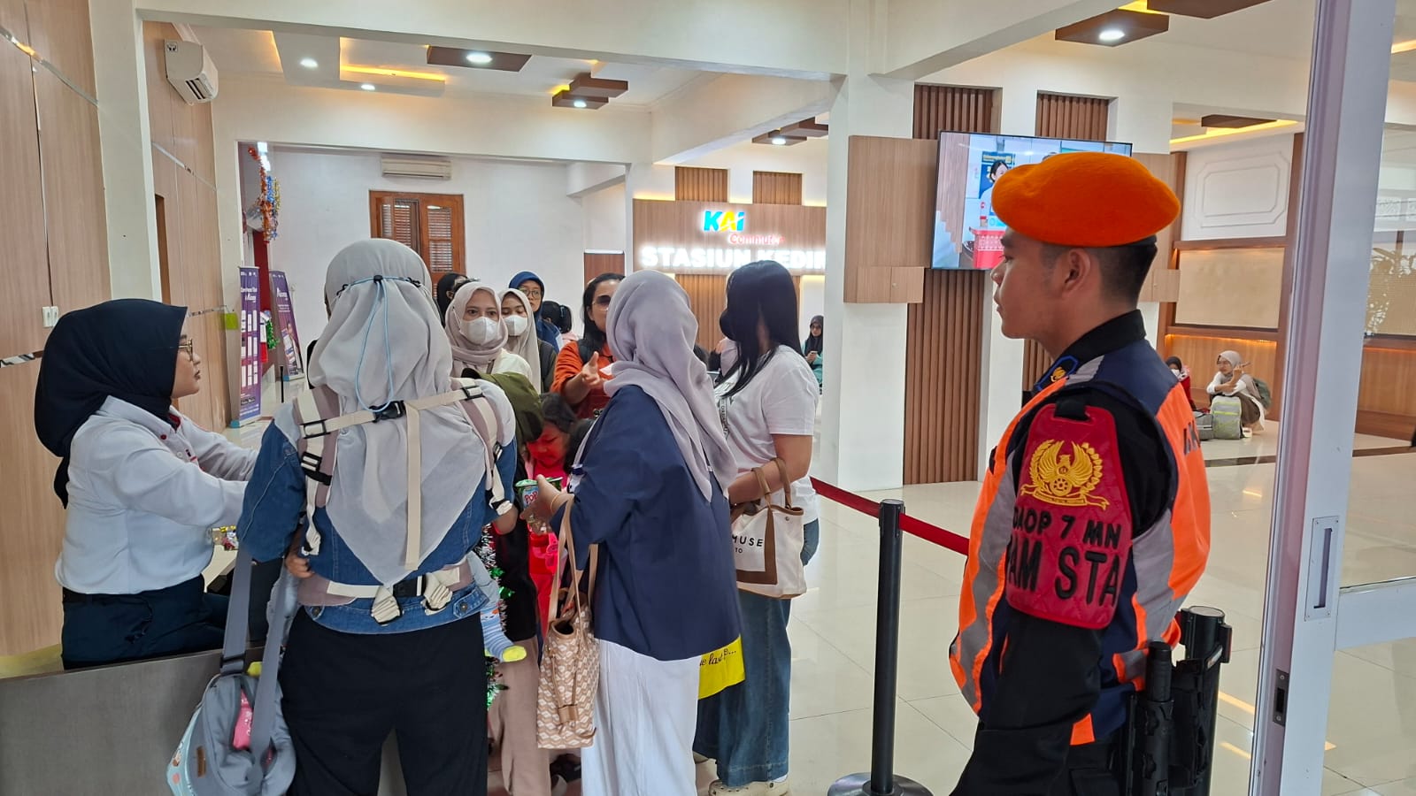 Pengamanan di area Boarding Stasiun Madiun
