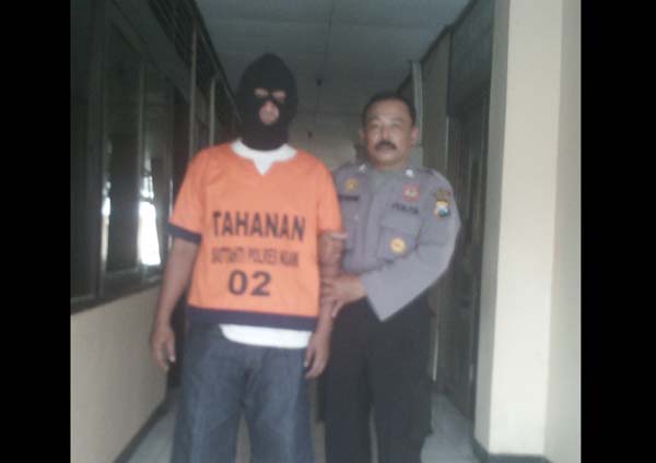 DITAHAN – Tersangka saat ditahan di Mapolres Ngawi. foto: zainal/BANGSAONLINE