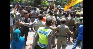 Puluhan mahasiswa PMII saat bentrok dengan Polisi dan Satpol PP. (Haris/BANGSAONLINE.com)