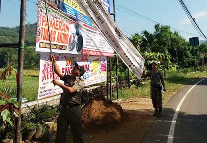 Satpol PP Pacitan Tertibkan Puluhan Spanduk Reklame