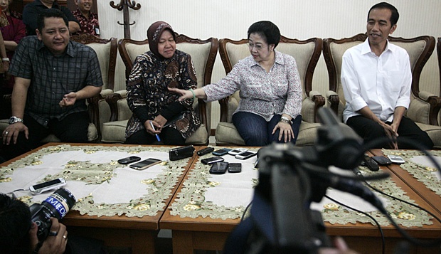 Walikota Surabaya Tri Rismaharini menolak jadi menteri kabinet Jokowi karena waktu sumpah jabatan sebagai wali kota Surabaya adalah 5 tahun. Tampak Risma saat bersama Mega, Jokowi, Wisnu Sakti Buana (wakil walikota Surabaya yang kini berseteru dengan Risma) saat konfrensi pers di VIP bandara Juanda Surabaya di Sidoarjo. Foto: tempo.co.id