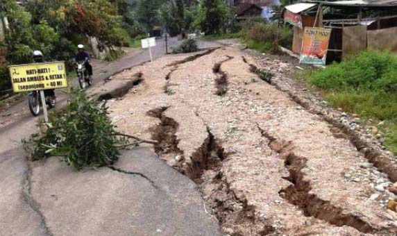 Ilustrasi jalan ambles sebelum didirikan jembatan darurat. ?foto: istimewa