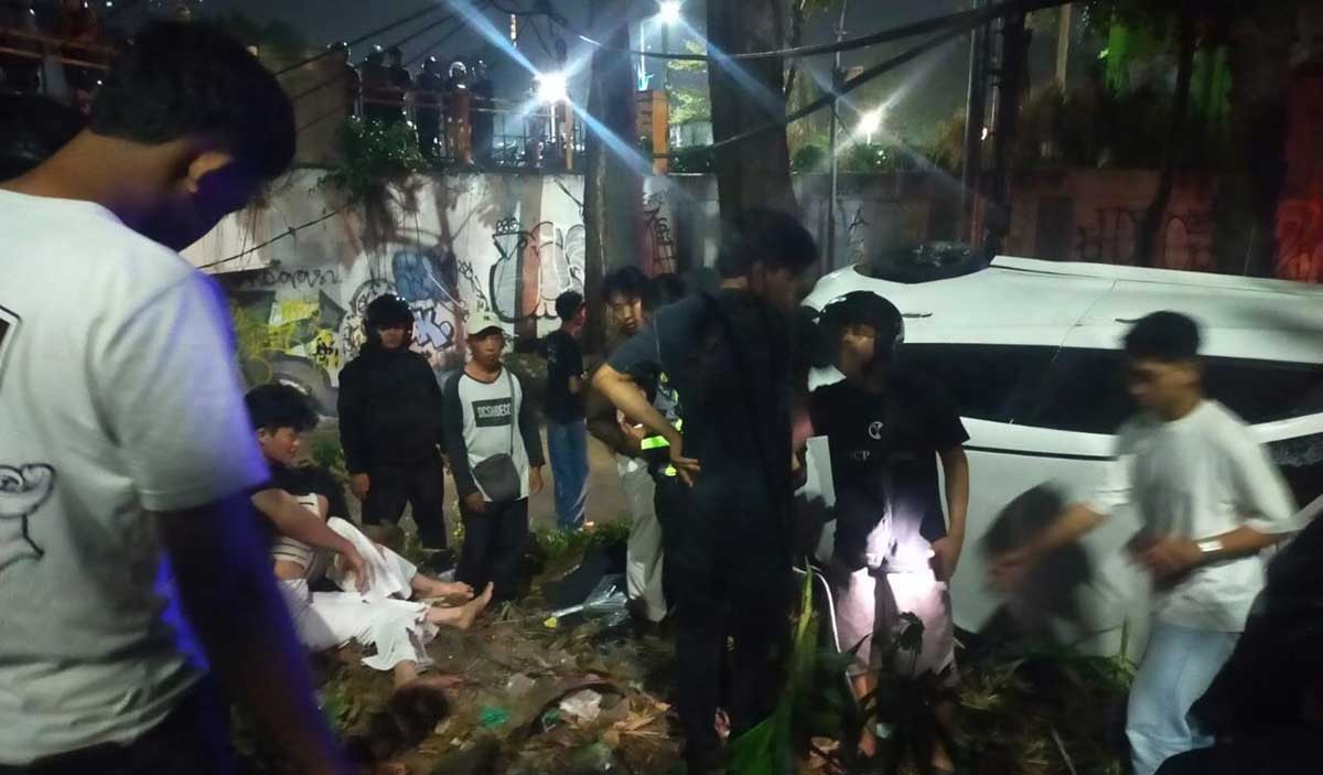 Evakuasi penumpang mobil jenis Honda Brio yang terjun dari Flyover Gubeng, Surabaya.

