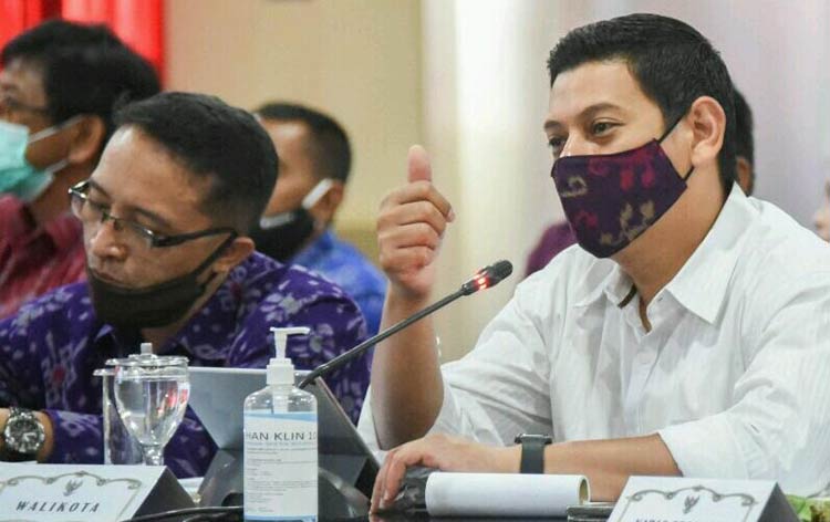 Wali Kota Kediri Abdullah Abu Bakar saat memaparkan kinerja Pemkot Kediri. (foto: ist.)