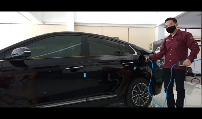 Area Manager PT Sun Mega Motor Hyundai Surabaya, Welly Setiawan sedang mempraktikkan cara pengisian daya mobil Ioniq.