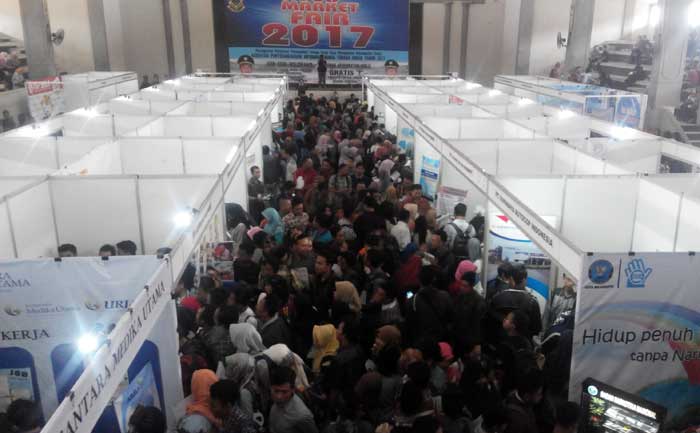 Ribuan pencaker memadati gedung GOR dan Seni Majapahit, tempat digelarnya Job Fair.