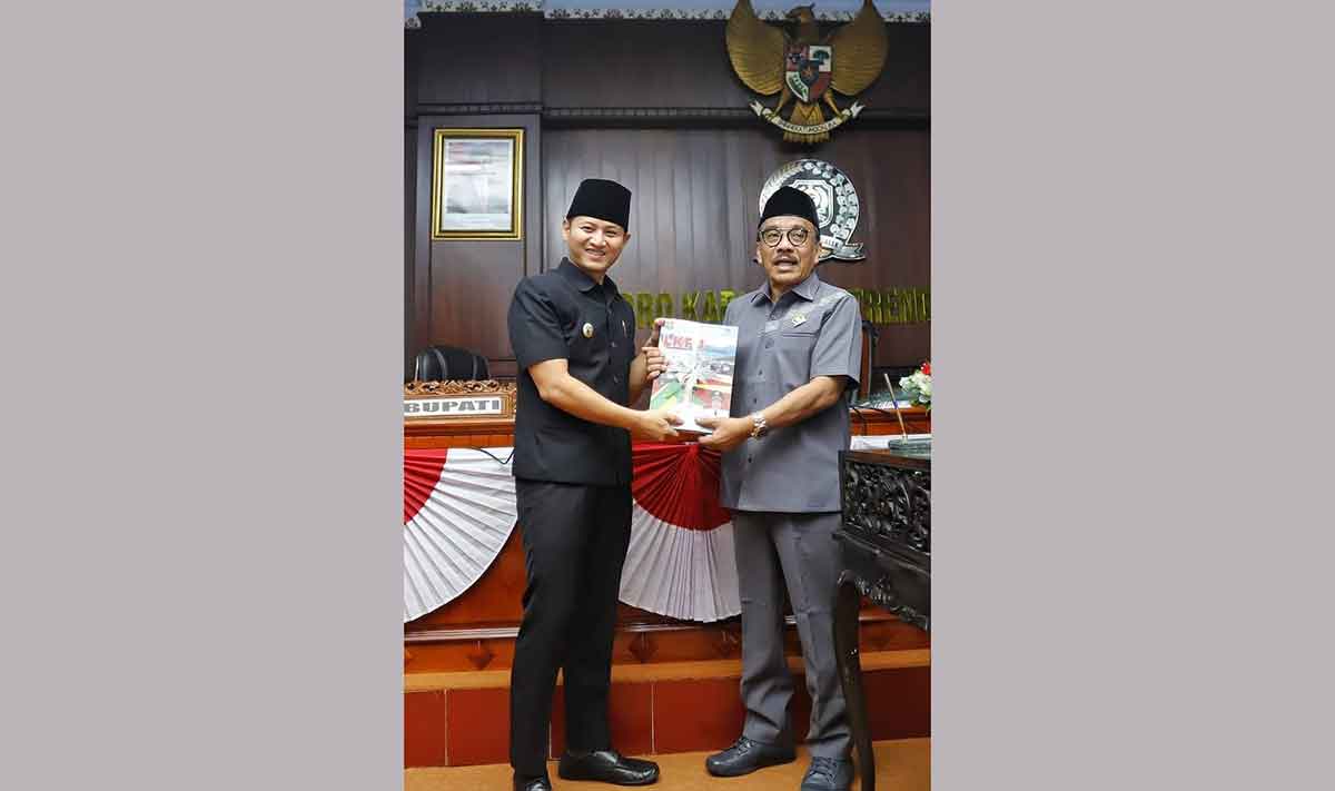 Bupati Trenggalek, Mochamad Nur Arifin, bersama Ketua DPRD Trenggalek, Samsul Anam.