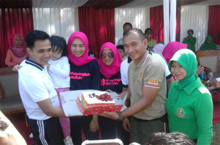 Suasana saat pertandingan tarik tambang antara tim TNI Polri melawan tim Forkompinda Pacitan. foto: IST
