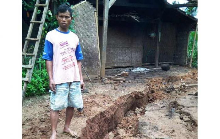 Kondisi tanah retak di Desa Tumpuk, Kecamatan Bandar. (ist)
