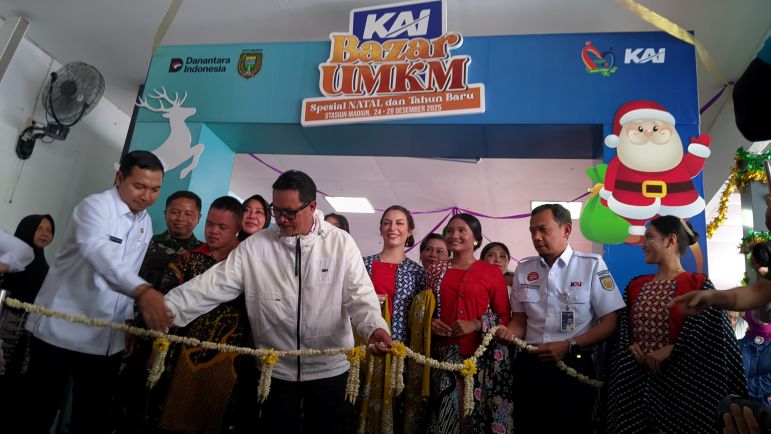 Wali Kota Madiun didampingi VP KAI Daop 7 Madiun membuka KAI Bazar UMKM. Foto: Hendro Suhartono/BANGSAONLINE