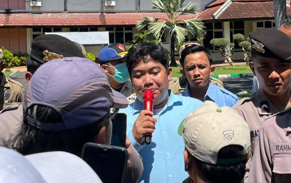 Korwil BGN Pamekasan, Hariyanto, saat menemui massa aksi.