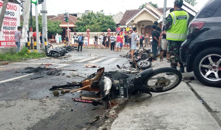 Salah satu titik bentrokan di pertigaan antara Jalan Kalibrantas dan Jalan Kapuas. Tampak sejumlah motor hangus diduga dibakar oknum supporter.