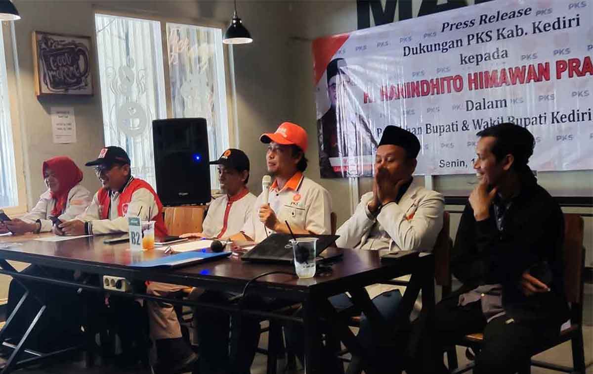 Ketua DPD PKS Kabupaten Kediri, Marenda Darwis, dan jajaran saat menggelar konferensi pers. Foto: Ist
