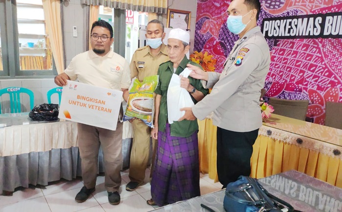 Pemberian santunan terhadap veteran dan janda veteran oleh rumah zakat dan Puskesmas Bulangan Haji, Pamekasan.
