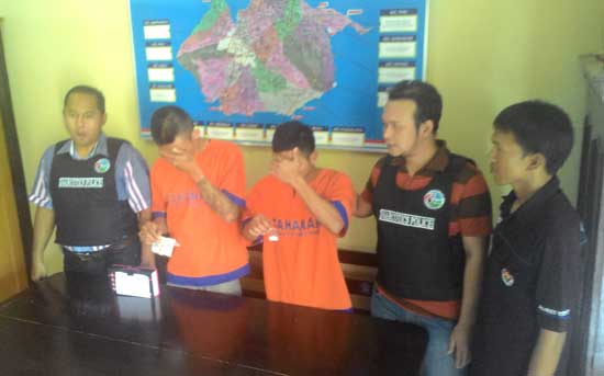 Kedua tersangka bersama barang bukti saat diamankan di Mapolres Kediri. foto: dendi martoni/BANGSAONLINE