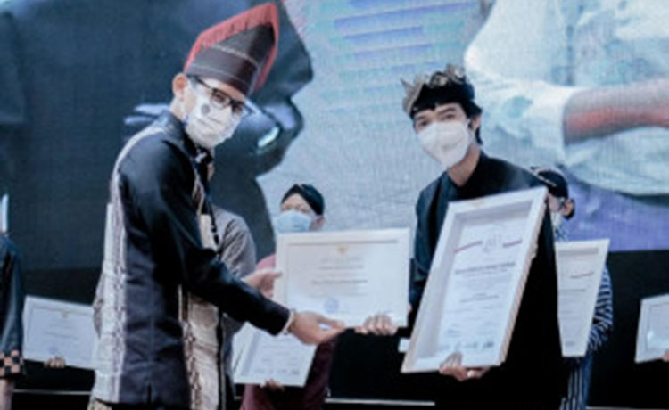 Penyerahan sertifikat. (foto: ist)