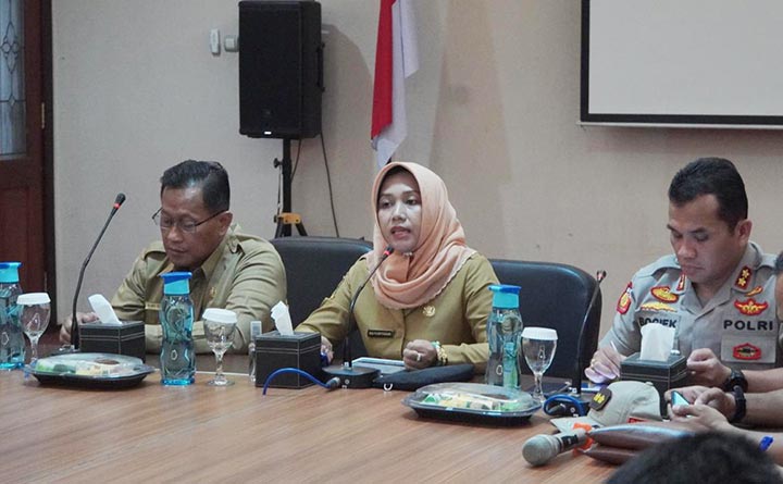 Wali Kota Ika Puspitasari saat menggelar jumpa pers menyampaikan penundaan Festival Mojotirto.