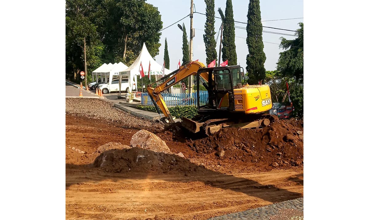Alat berat saat membongkar jalan di depan gate Taman Rekreasi Selecta.