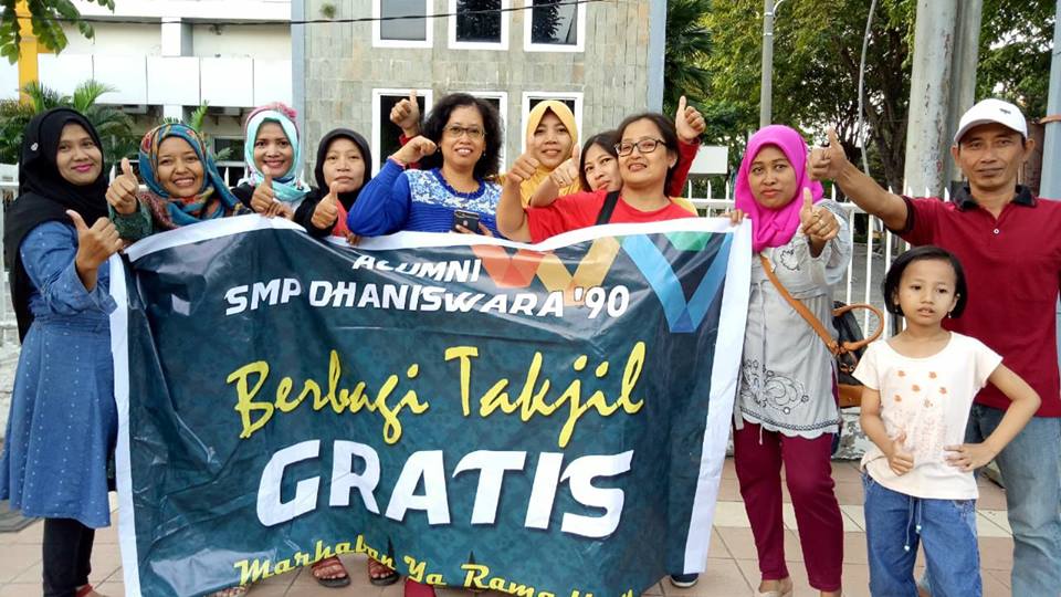 Agenda Tahunan, Alumni SMP Dhaniswara 90 Berbagi Takjil Gratis