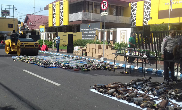 Pemusnahan terhadap ratusan knalpot brong dan ratusan botol miras., Senin (21/12/2020). (foto: ist)