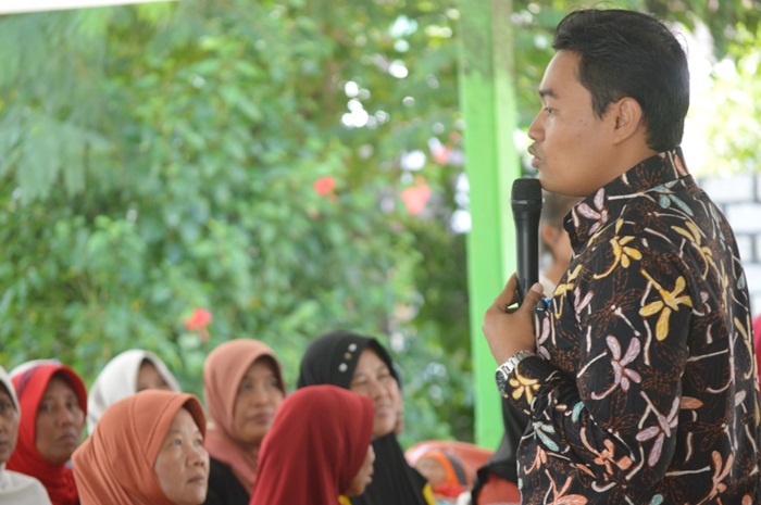 Divisi SDM dan Parmas KPU Gresik Makmun ketika mengampanyekan Pemilu 2019 kepada emak-emak. foto: SYUHUD A/BANGSAONLINE