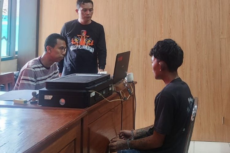 Pelaku saat diperiksa anggota Polsek Rogojampi