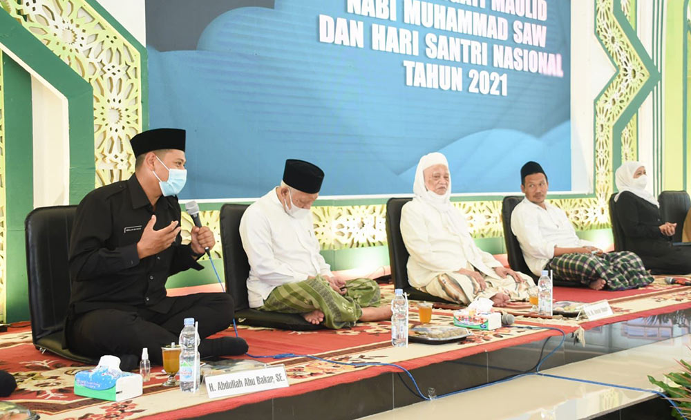 Dari kiri, Wali Kota Kediri Abdullah Abu Bakar, Pengasuh Ponpes Tebuireng KH Abdul Hakim Mahfudz, Pengasuh Ponpes Lirboyo KH Anwar Manshur, KH. Ahmad Bahauddin Nursalim (Gus Baha), dan Gubernur Jawa Timur Khofifah Indar Parawansa. foto: ist.
