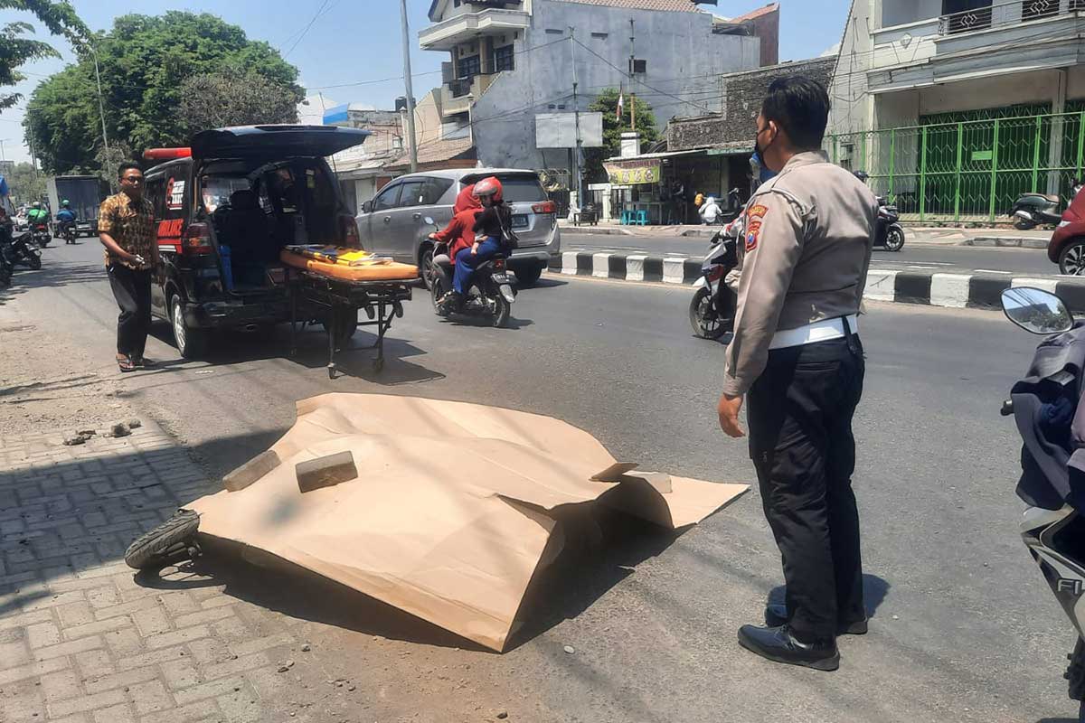 Evakuasi korban setelah terlindas truk di depan Depo Bangunan Gedangan Sidoarjo, Senin (30/10/2023).