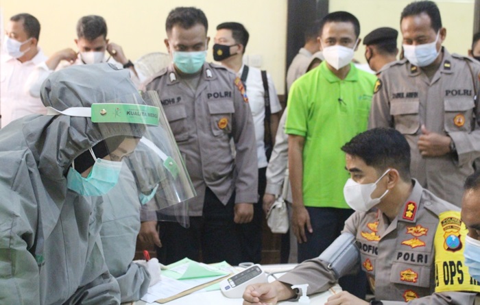Kapolres Pasuruan AKBP Rofiq Ripto Himawan saat  menjalani tes kesehatan didampingin PJU serta jajaran.