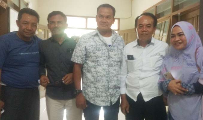 Panca Rahmadi (tengah) diapit para petinggi DPD Partai Golkar Trenggalek. foto: HERMAN/ BANGSAONLINE