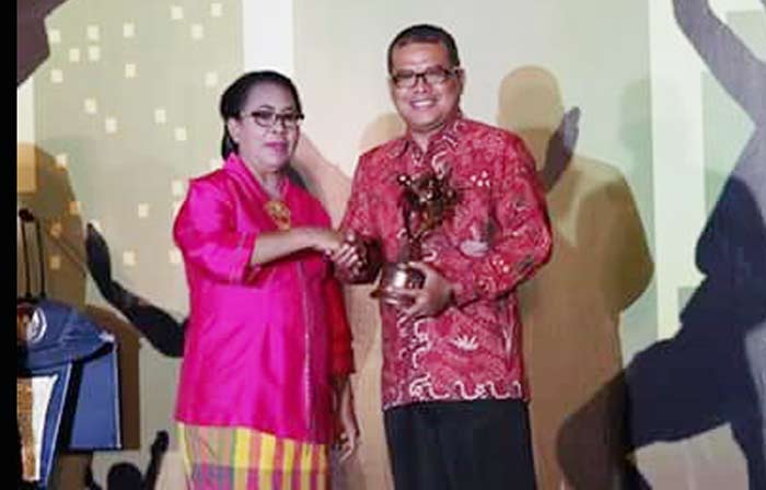 Kepala Dinsos PP dan PA Kota Madiun Heri Suwartono saat menerima penghargaan.