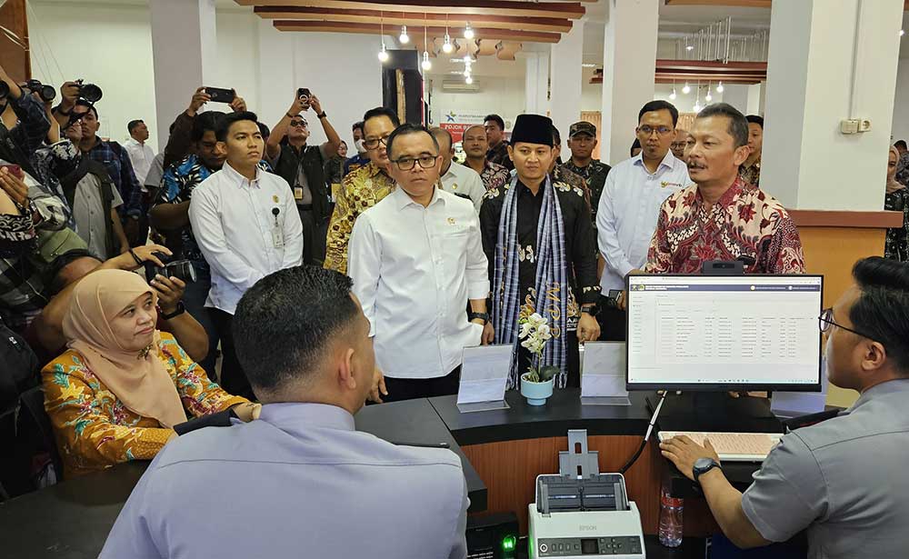 Menteri PAN-RB Abdullah Azwar Anas meninjau layanan imigrasi yang ada di Mall Pelayanan Publik Kabupaten Trenggalek, Selasa (20/8/2024).