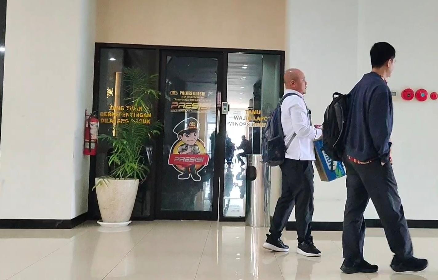 Petugas KPK saat memasuki gudung Polres Gresik sebelum melakukan pemeriksaan. FOTO: ist.