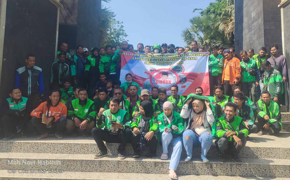 Komunitas ojol di Bangil, Kabupaten Pasuruan, saat deklarasi dukungan kepada Gibran Rakabuming Raka maju sebagai calon wakil presiden.