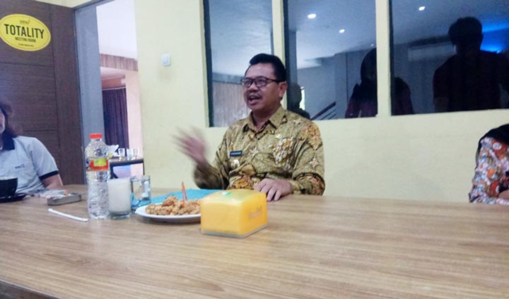 PAPARAN: Bupati Mojokerto Pungkasiadi menyampaikan progres betonisasi jalan sepanjang 224 km yang belum selesa. Ia menjamin proyek itu tuntas hingga 2022. foto: YUDI EP/ BANGSAONLINE