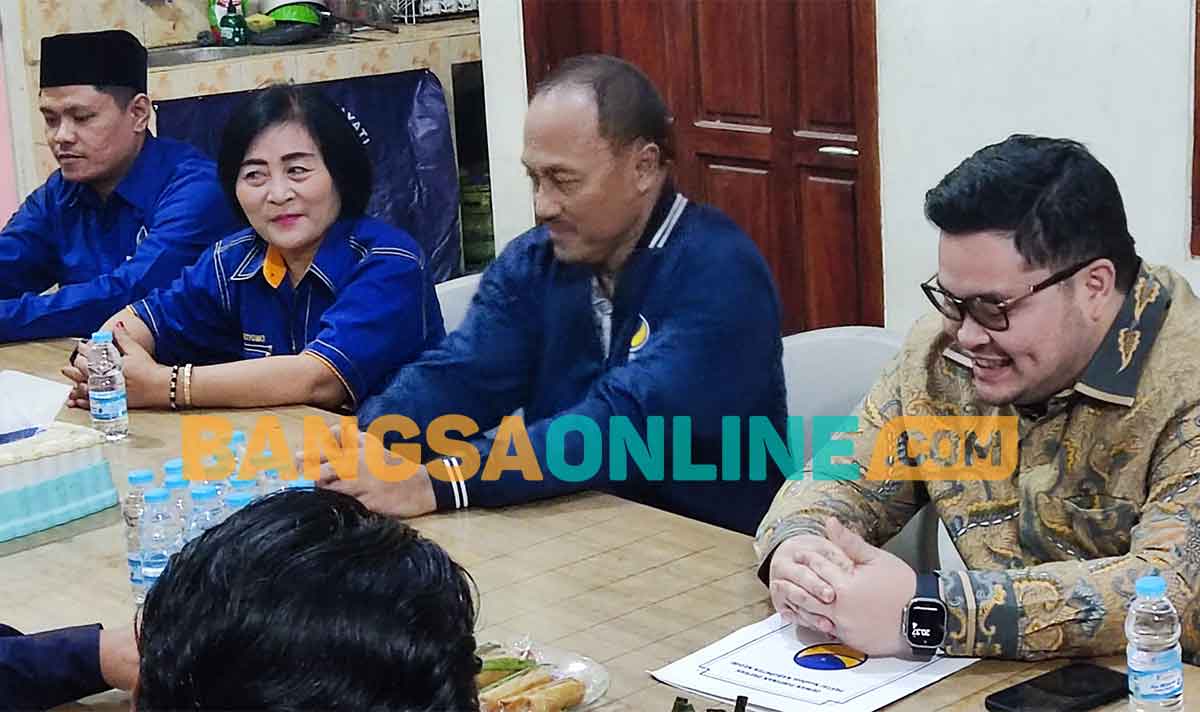 Hanindhito Himawari Pramana saat bersilaturahmi dan menyerahkan berkas pendaftaran ke DPD NasDem Kabupaten Kediri. Foto: MUJI HARJITA/BANGSAONLINE