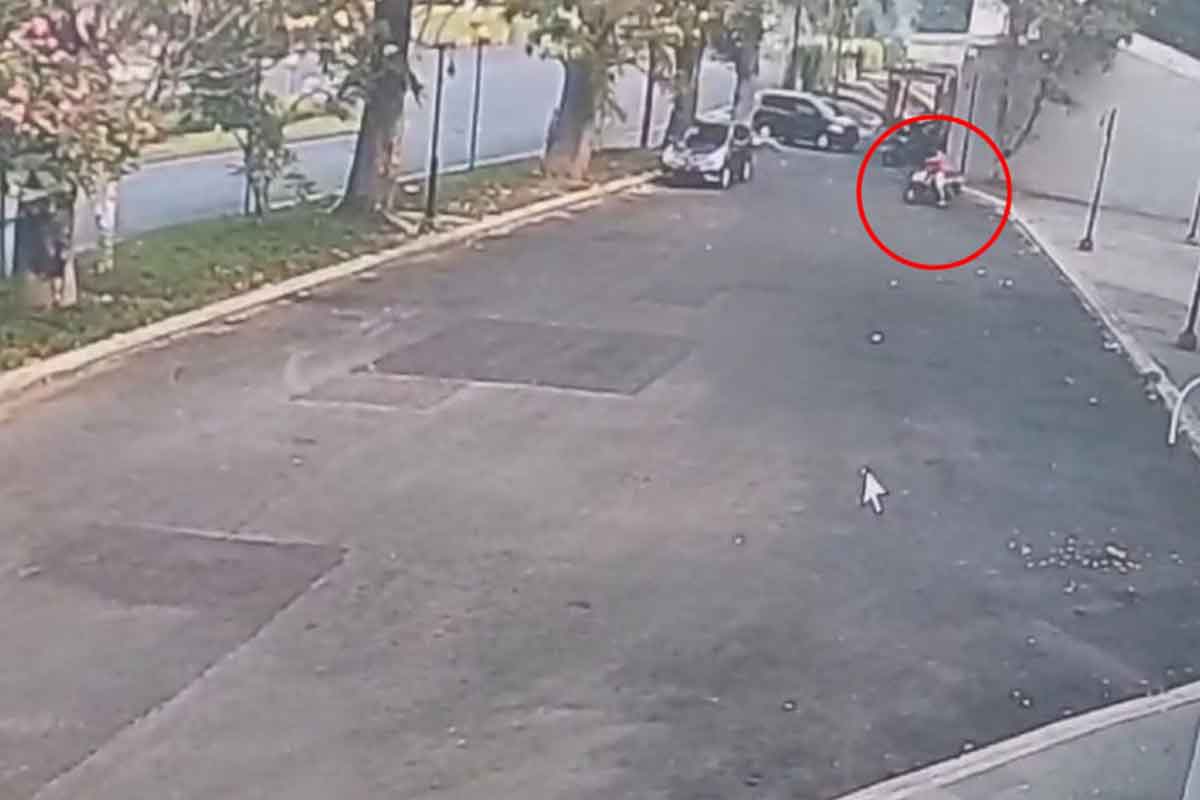 Rekaman CCTV disalah satu tempat menunjukkan seorang pria berpakaian berwarna merah mencuri motor korban di samping minimarket.