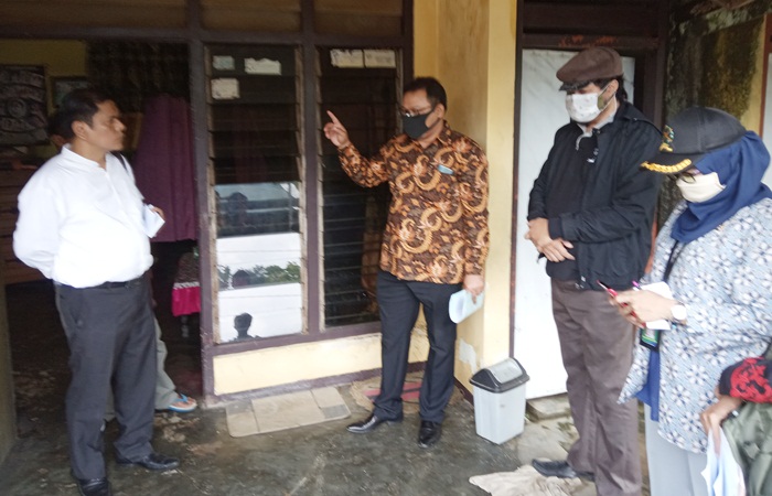 Ketua Majelis Hakim saat melakukan pemeriksaan obyek sengketa. foto: SOFFAN/ BANGSAONLINE