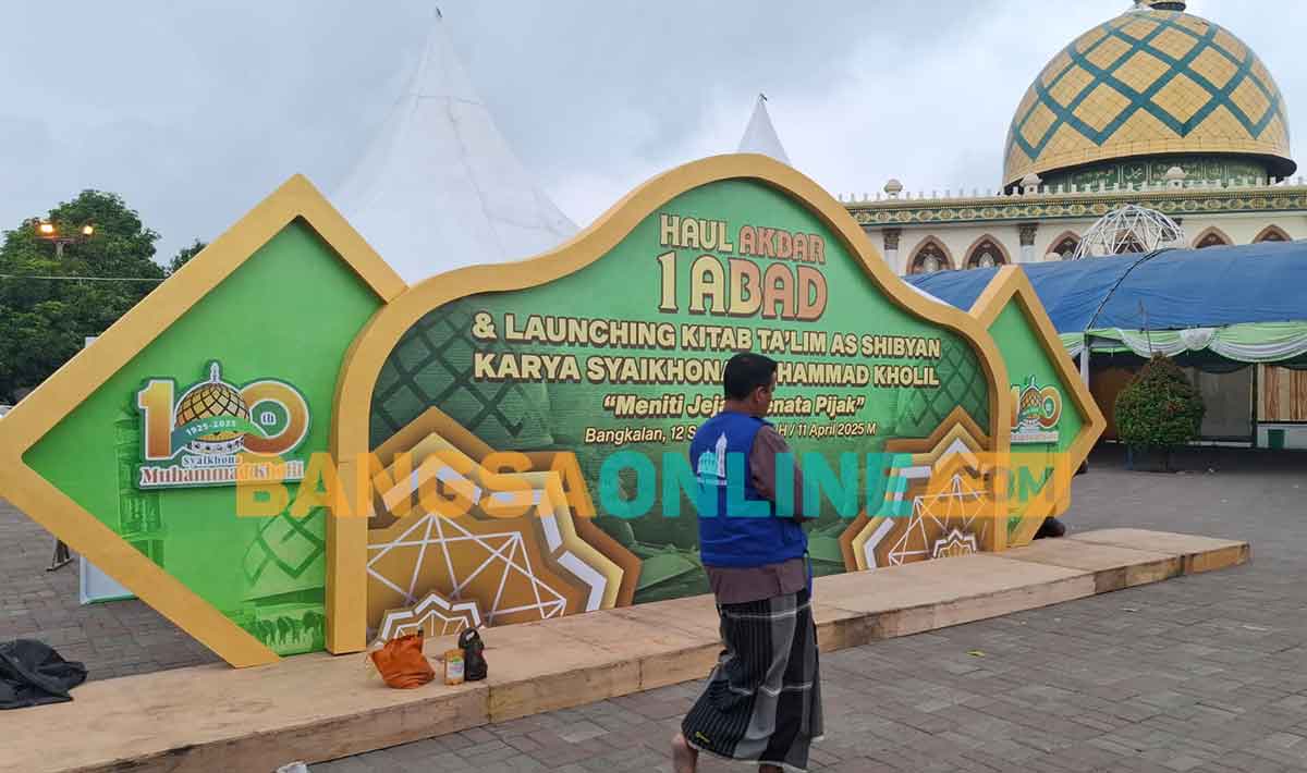 Backdrop Haul Akbar 1 Abad Syaikhona Muhammad Kholil bin Abdul Latif yang dipasang di halaman Kompleks Maqbaroh Syaikhona Kholil Martajesah. Foto: FATHURROHMAN/BANGSAONLINE
