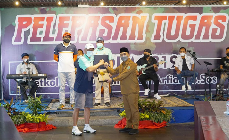 Pelepasan Tugas Komandan Kodim 0819 Pasuruan Letkol Arh. Burhan Fajari Arfian, S.Sos., dihadiri kalangan pejabat Kabupaten dan Kota Pasuruan. (foto: ARDIANZAH/BANGSAONLINE)