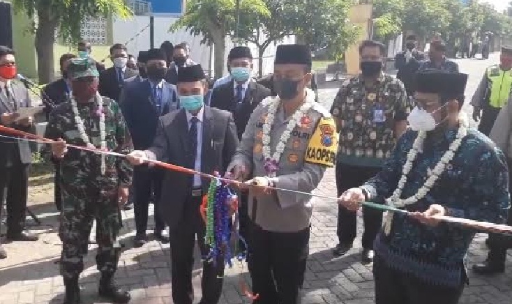 Kapolres Kediri AKBP Lukman Cahyono, saat akan memotong pita peresmian Pesantren Tangguh di Ponpes Gontor 3, Desa Sumber Cangkring, Kecamatan Gurah, Kabupaten Kediri. foto: MUJI HARJITA/ BANGSAONLINE