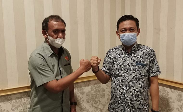 Sekretaris Umum KONI Kota Kediri, Sri Wibowo (kiri) dan Ketua Umum Ikasi Kota Kediri terpilih, Katino. foto: Muji Harjita/ BANGSAONLINE.com