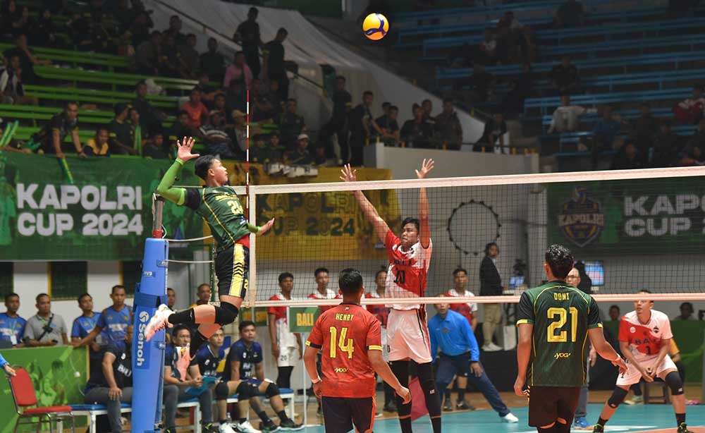 Tim Voli Putra Jatim saat melawan Tim Putra Bali di GOR Petrokimia. Foto: Ist.