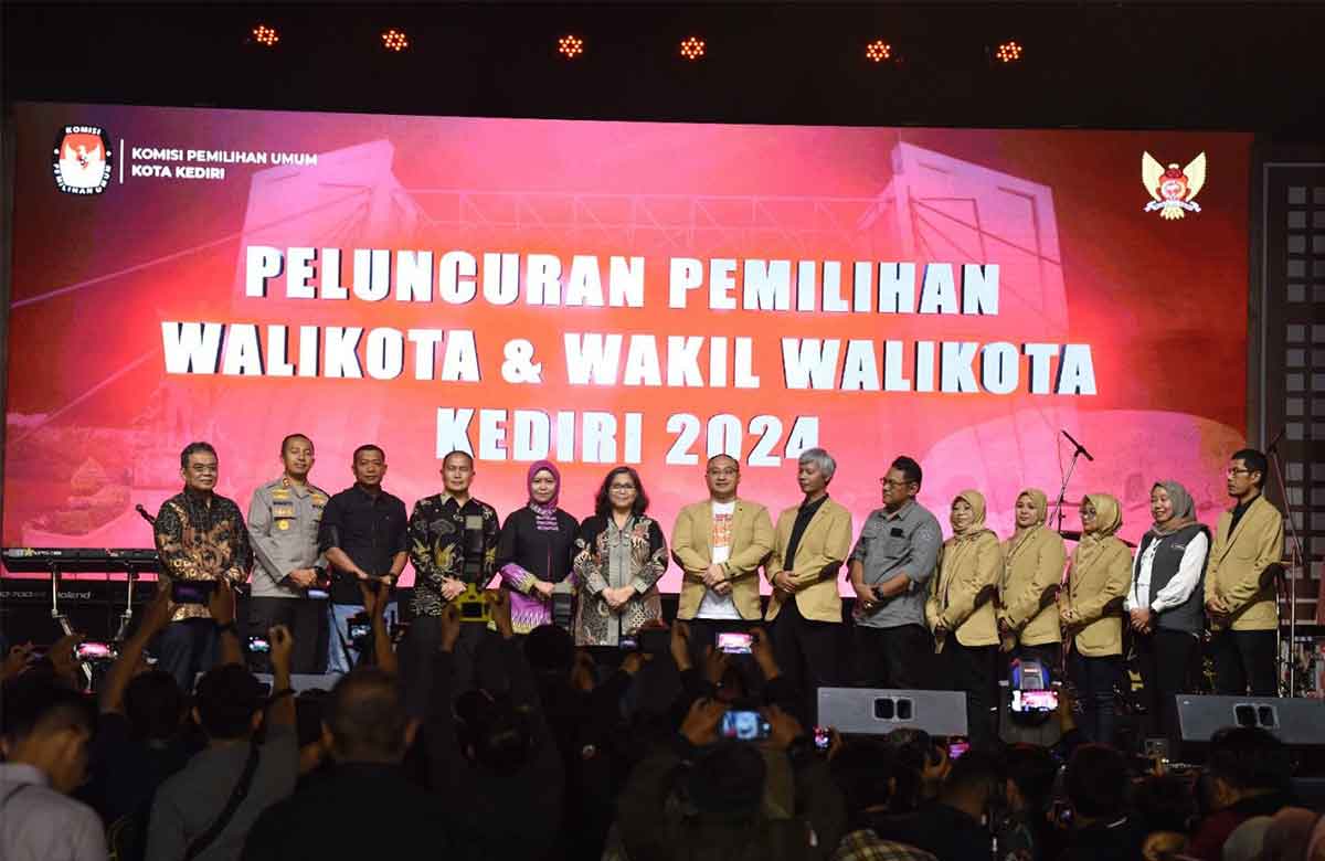 Pj Wali Kota Kediri, Zanariah, bersama Forkompinda dan jajaran KPU setempat. Foto: Ist