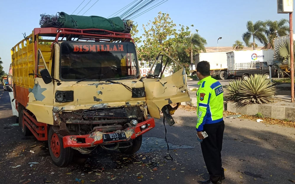 Polisi saat olah TKP kecelakaan beruntun di Jombang. foto: AAN AMRULLOH/ BANGSAONLINE