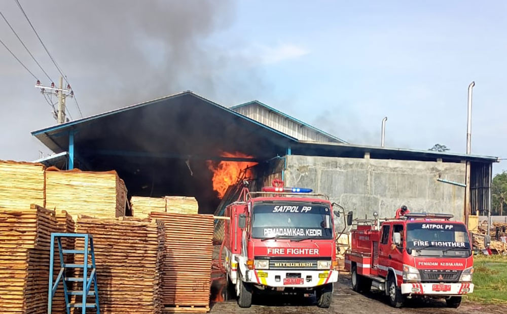 Dua truk damkar yang ikut memadamkan api di Gudang Kayu CV Pelita Alba. foto: ist.