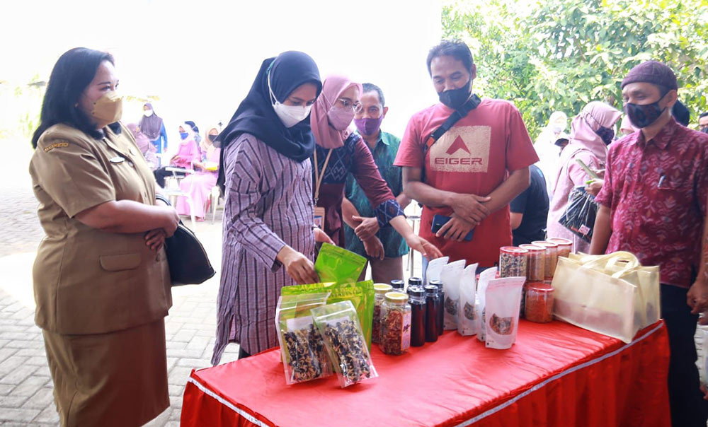 Ketua Dekranasda Kota Kediri Ferry Silviana Abu Bakar (dua dari kiri) saat meninjau stan perajin tenun ikat. foto: ist.
