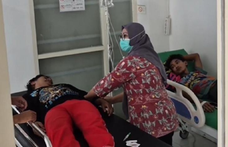 Sejumlah buruh PT BMI yang dirawat di RSI Nashrul Ummah Lamongan usai menghirup gas yang diduga beracun