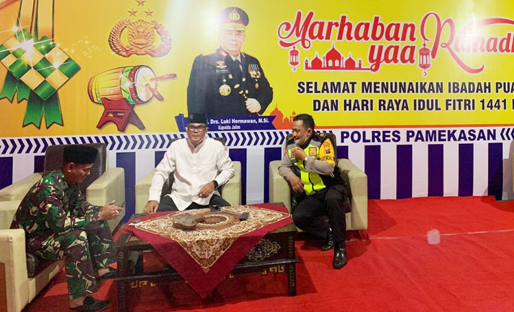 Kapolres bersama Dandim 0826/Pamekasan saat mengunjungi Pos Pengamanan Operasi Ketupat Semeru 2020 dan Pos Penanganan Covid-19.